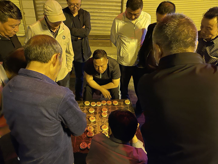 佛坪人不急躁，晚上休闲时刻打牌下棋，总能吸引人围观&nbsp; 图/时代周报记者陈佳慧摄