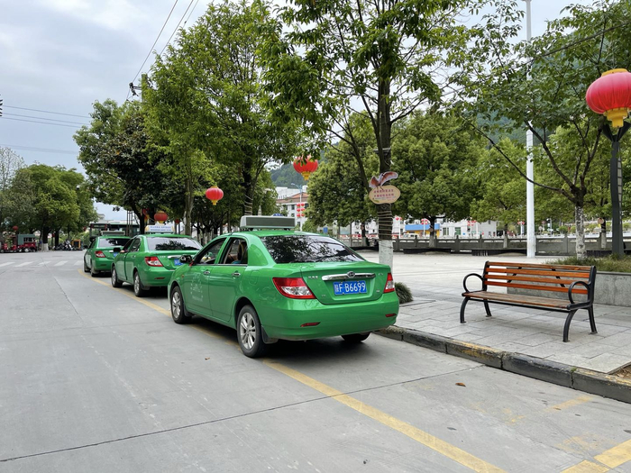 出租车闲时会在客运站附近等客&nbsp;&nbsp;图/时代周报记者陈佳慧摄