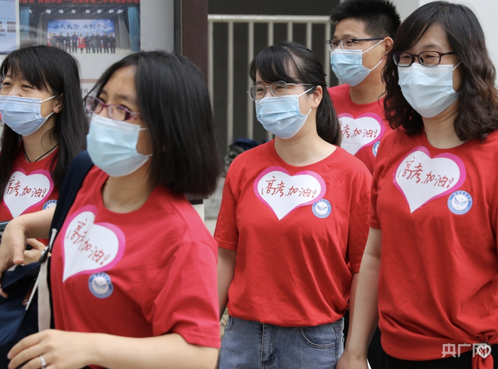 高考首日，李盼随教师送考队伍一起为学生们加油鼓劲（央广网记者 韩靖 摄）