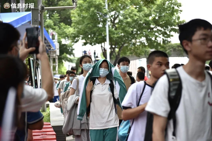 华附考场，语文考试结束后考生有序出考场。信息时报记者 徐敏 摄