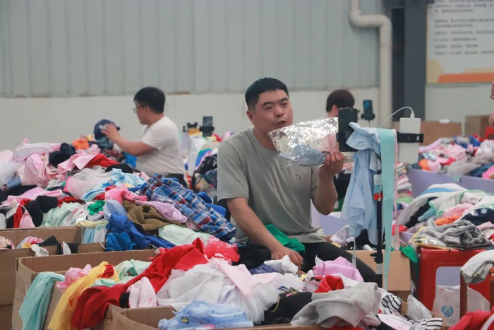 ▲5月22日，曹县一主播正在直播卖衣服。新京报记者 吴采倩 摄