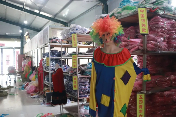▲5月22日，任庆生的演出服加工公司。新京报记者 吴采倩 摄
