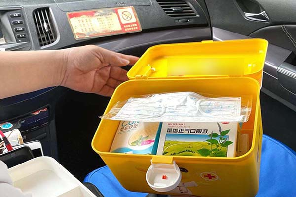 雷锋车队为学生准备的药箱（央广网 于辰宸 摄）