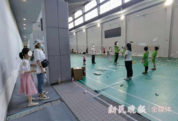 图说：程女士再次带着女儿来找肖教练  新民晚报记者　罗水元  摄