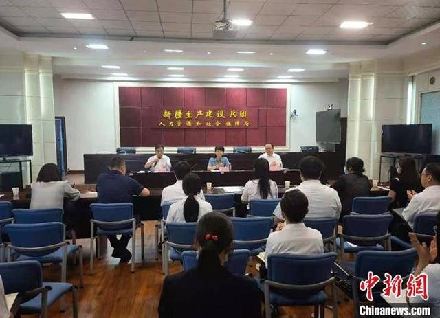 新疆兵团人力资源和社会保障局7日召开新闻通气会称，2021年，新疆兵团将继续提高退休人员基本养老金。 李建军 摄