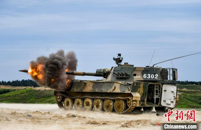 自行火炮直瞄射击出膛瞬间。　姚宗凯 摄