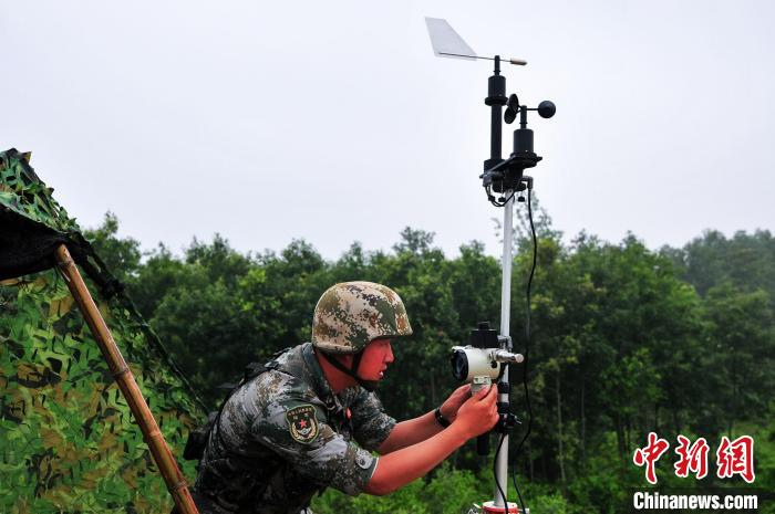 操作手正在观察测算气象数据。　李光跃 摄