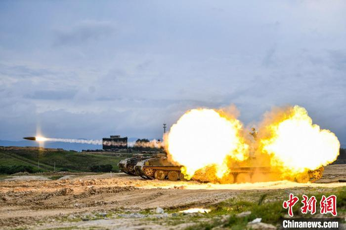 自行火炮半直瞄射击出膛瞬间。　姚宗凯 摄