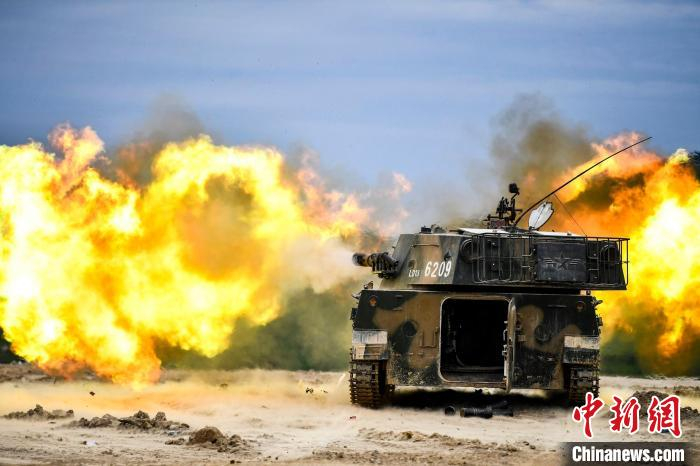 自行火炮直瞄射击出膛瞬间。　姚宗凯 摄