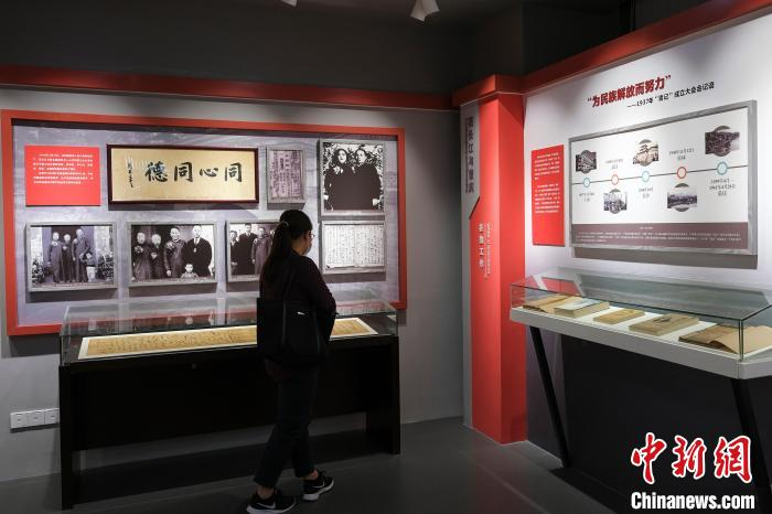 图为观众参观“范长江与重庆”展览馆。　何蓬磊 摄