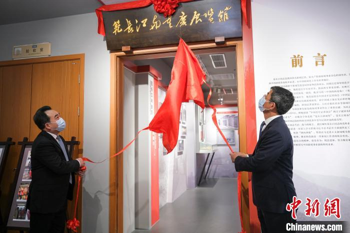 图为“范长江与重庆”展览馆揭牌。　何蓬磊 摄