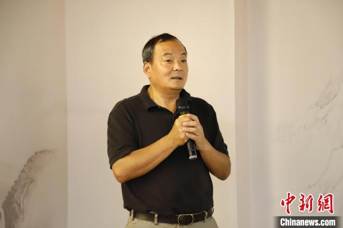 南京林业大学园林植物与观赏园艺学科带头人沈永宝科普乡土树种。　董瑞文 摄