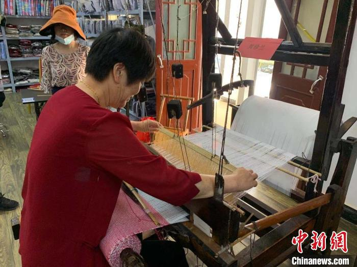 图为红安大布传统纺织技艺湖北省级非遗代表性传承人黄珍兰正在织布。 武一力 摄