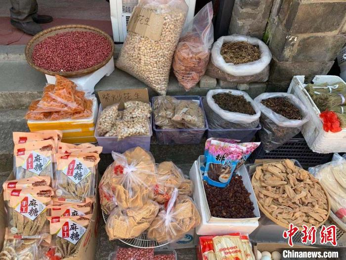 图为红安花生、茶叶等土特产。 武一力 摄