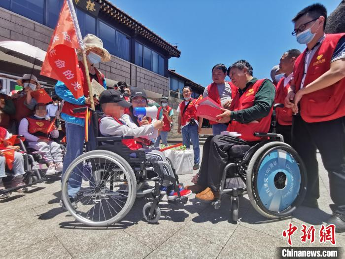 程剑为登上黄山的孩子们颁奖。