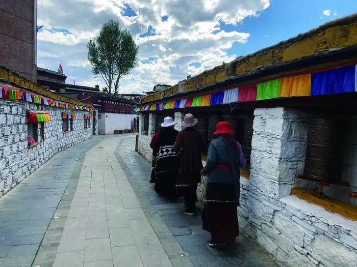 ▲5月24日，住在古镇里的藏族村民在仁康古街的转经道里转经。新京报记者 韩沁珂&nbsp;摄