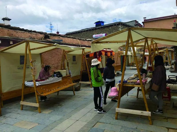 ▲5月27日，勒通古镇里的小摊主不多，本地的摊贩大都去挖虫草了。新京报记者 韩沁珂&nbsp;摄