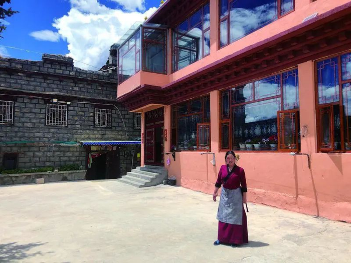 ▲5月26日，泽卓玛家有百年历史的藏房和几年前刚建的汉房。新京报记者 韩沁珂&nbsp;摄