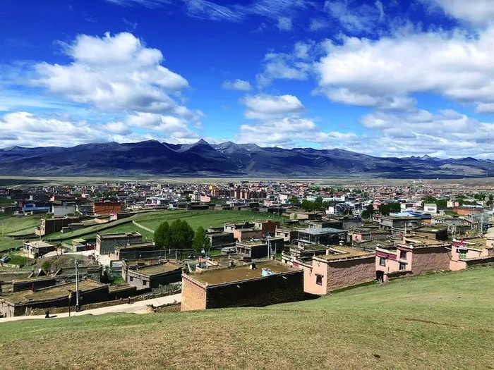 ▲理塘县城全景。新京报记者 韩沁珂&nbsp;摄&nbsp;