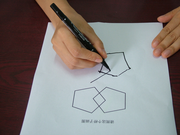 医生在给老人做认知筛查，整个过程往往需要一个小时以上