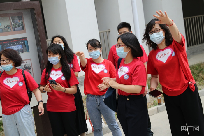 高考首日，李盼随教师送考队伍一起为学生们加油鼓劲（央广网记者 韩靖 摄）