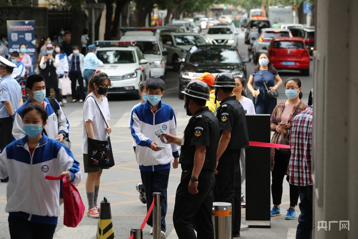 高考首日，学生通过体温监测进入考点（央广网记者 韩靖 摄）