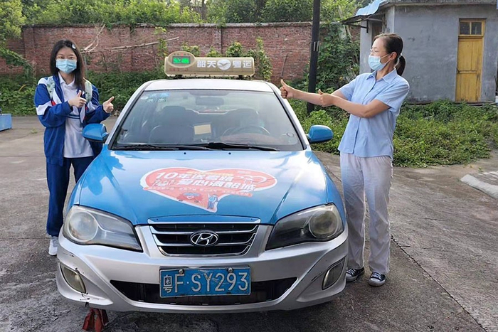 考生顺利坐上预约的韶关粤运“爱心送考”出租车（央广网发 李慧琦摄）