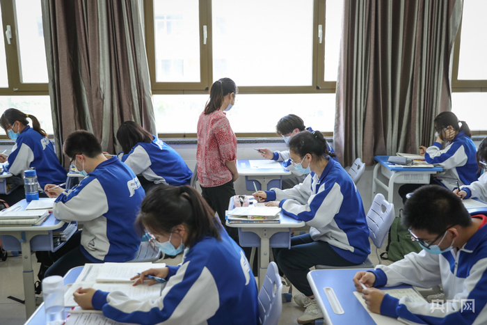 李盼为考生做考前辅导（央广网记者 韩靖 摄）