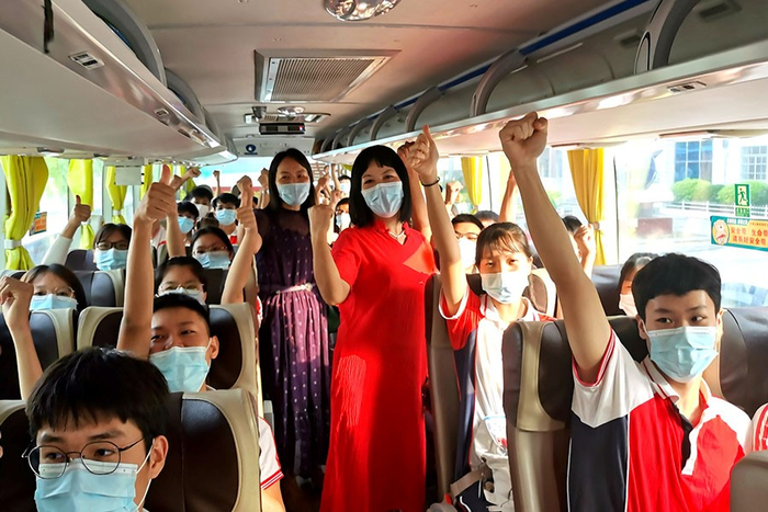 阳春市考生乘坐“粤运快车”向高考冲刺（央广网发 陶永卓摄）