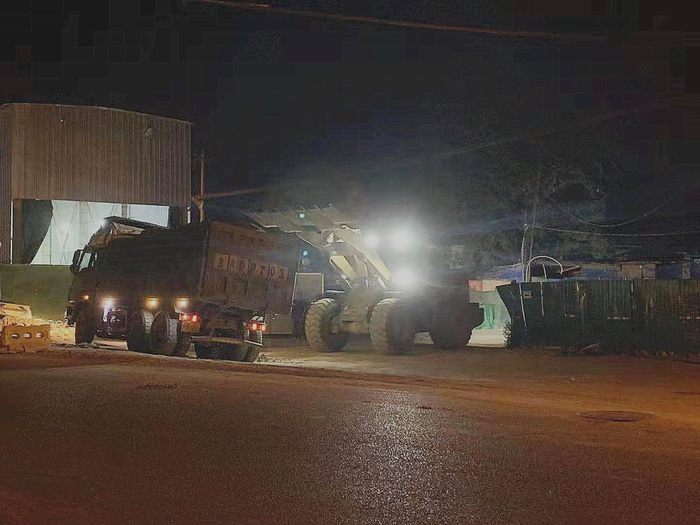 小红门路附近的一处工地门口，一辆渣土车正在装土。