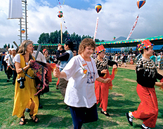     云南民族村，外国游客与景颇族群众一起联欢。刘建华/摄