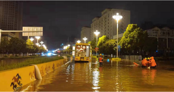 海源中路，排水工人连夜处理淹积水 供图