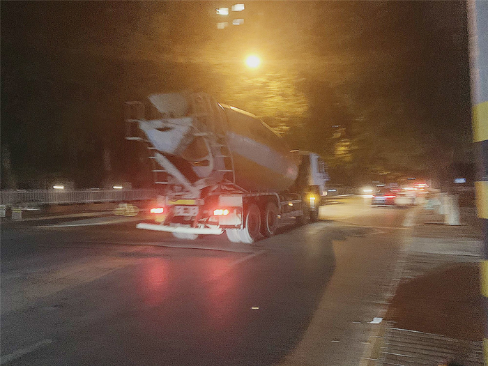 深夜，一辆水泥罐车在定安路上疾驰。