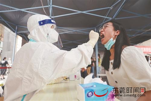 ■7日，南城街道在辖区范围内开展大规模核酸筛查工作。图为新城社区核酸检测采样点
