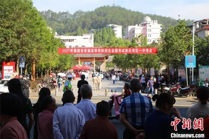 资料图：考生家长在考场外等待。萧祖玲 摄