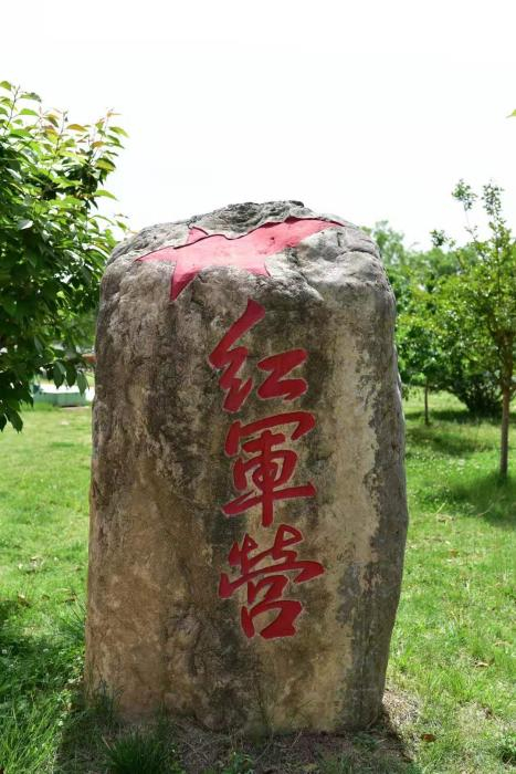 “红军营”中的“红军石”。供图 钱彦奇 摄