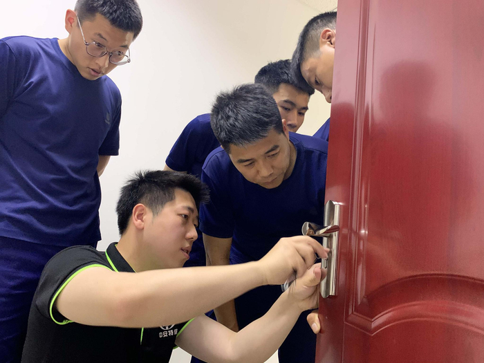 黄禄通为太阳宫消防救援站的消防员演示开锁技术