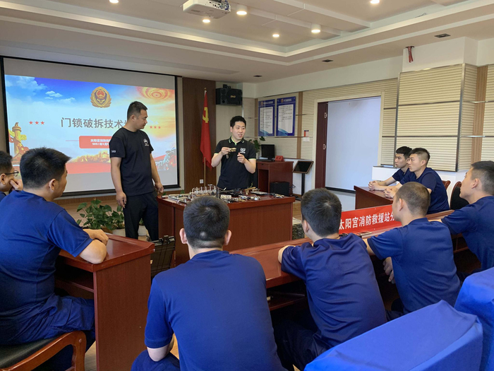 黄禄通在太阳宫消防救援站为消防员培训门锁破拆技术