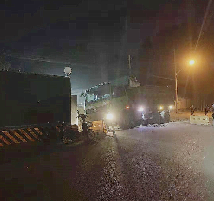 小红门路上，一辆正准备出发的渣土车。