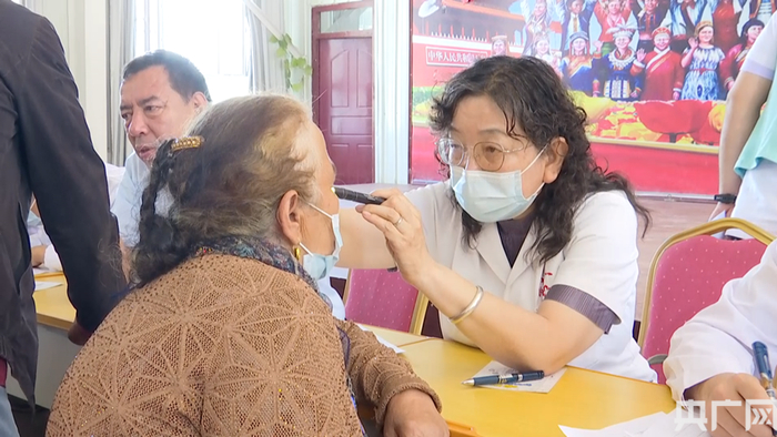 喀什地区第一人民医院医生在为群众做义诊央广网发