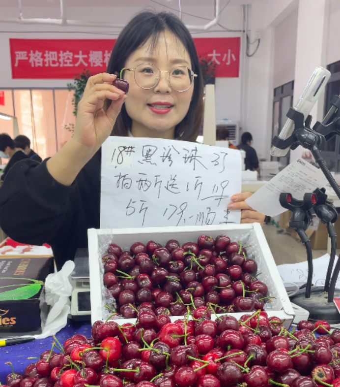 张格庄水果旗舰店的主播正在淘宝直播间介绍烟台大樱桃