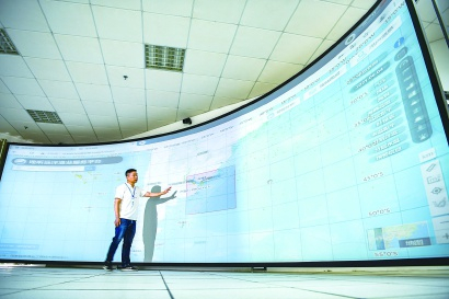 中国远洋渔业数据中心的大屏幕上展示海洋禁渔区