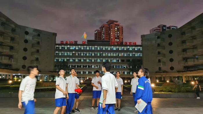 华师附中学生高考前夕结伴踢毽子（学校供图）
