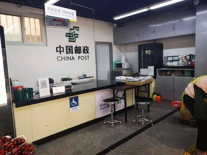 丰台区莲香园邮政所内的邮政传统业务柜台
