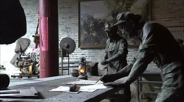 ▲ 加班加点为红军研制武器