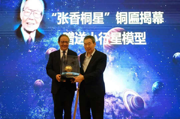 图说：赠送小行星模型