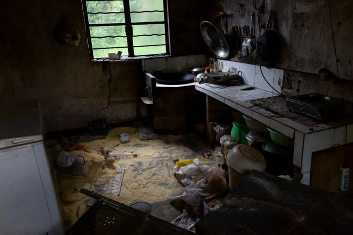 　　6月2日，云南省玉溪市红塔区春和街道黄草坝村新寨5组，村民家厨房的小米和玉米散落一地，象群于当日凌晨在此偷吃后离开。新京报记者 郑新洽 摄