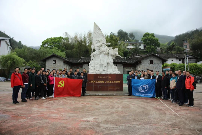 ▲ 中国兵器北方设计院党员代表到江西官田中央兵工厂旧址接受人民兵工精神教育