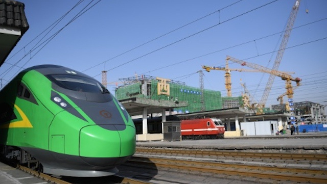 1月28日，西安至渭南间首次开行的时速160公里“复兴号”动车组D6818次驶出西安站。 新华社图