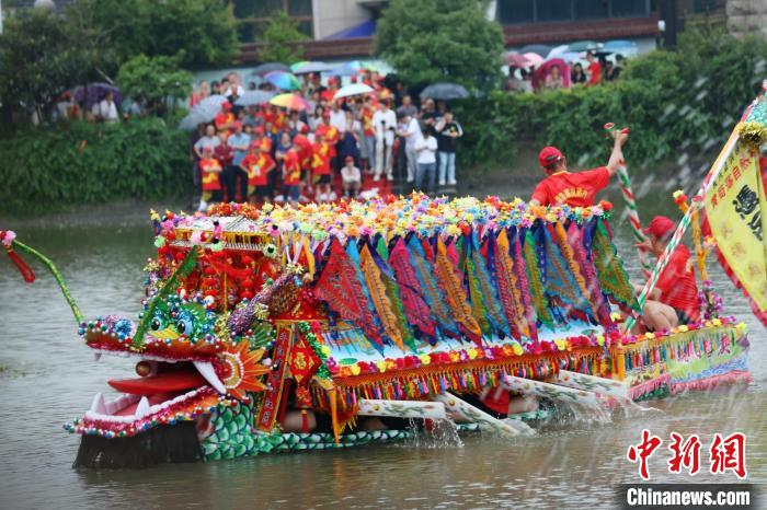 河上的“花龙船” 王洁涵 摄